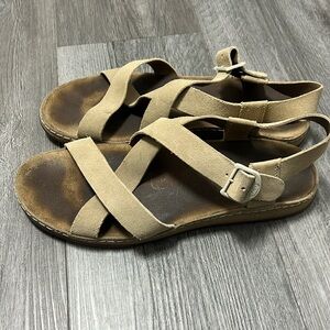 Chaco women’s WayFarer Sandals in the color suede Buff / size 10